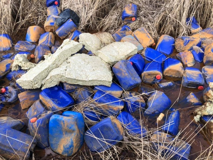 Под Киевом реку засыпали тысячами пластиковых канистр с неизвестным веществом