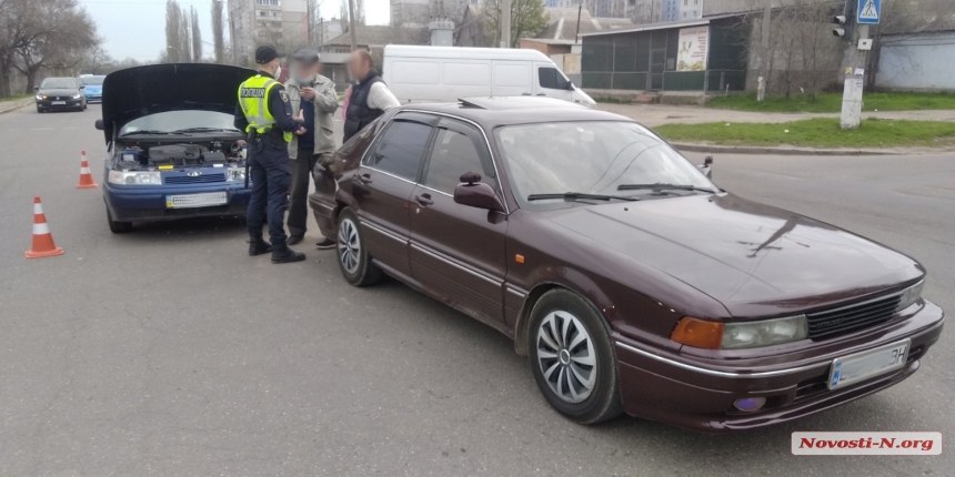 В Николаеве ВАЗ врезался в «Мицубиси»