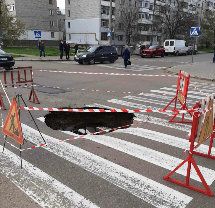 На дороге в Николаеве образовался провал