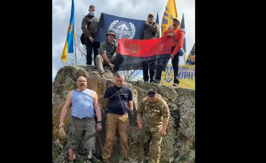 На острове Бугский Гард ветераны АТО приковали себя цепями к скале, протестуя против его затопления. ВИДЕО