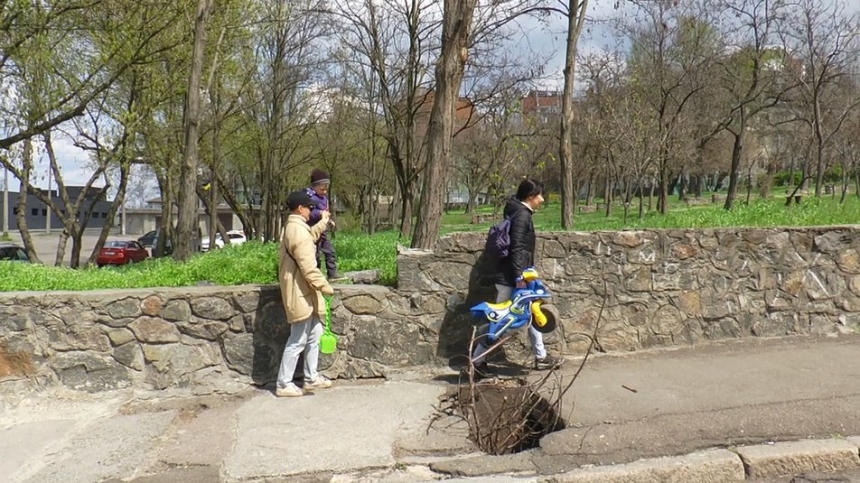 В районе яхт-клуба в Николаеве на тротуаре образовался провал