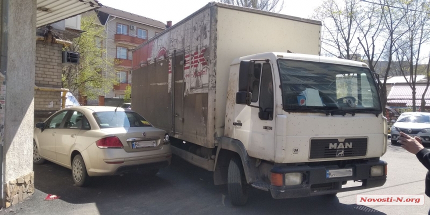 В центре Николаева грузовик, выезжая со двора, не заметил Fiat