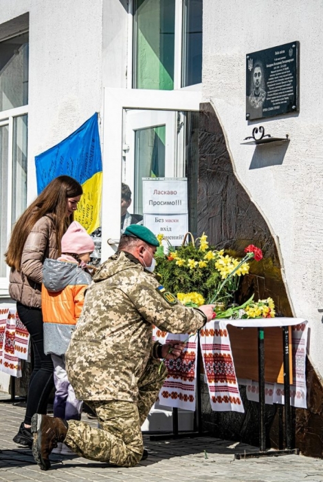 В Николаевской области открыли мемориальную доску в честь погибшего морпеха