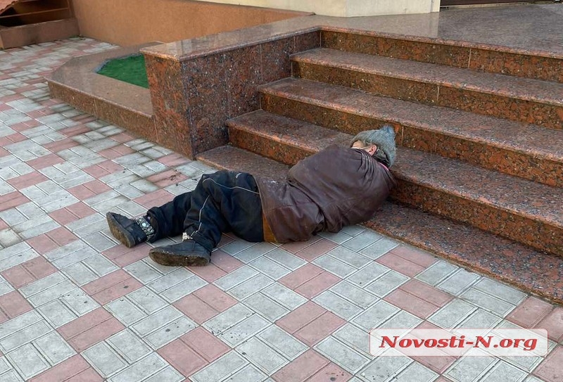 «Рыгают на клумбы и новую плитку»: в центре Николаева жители страдают от «нашествия» бездомных