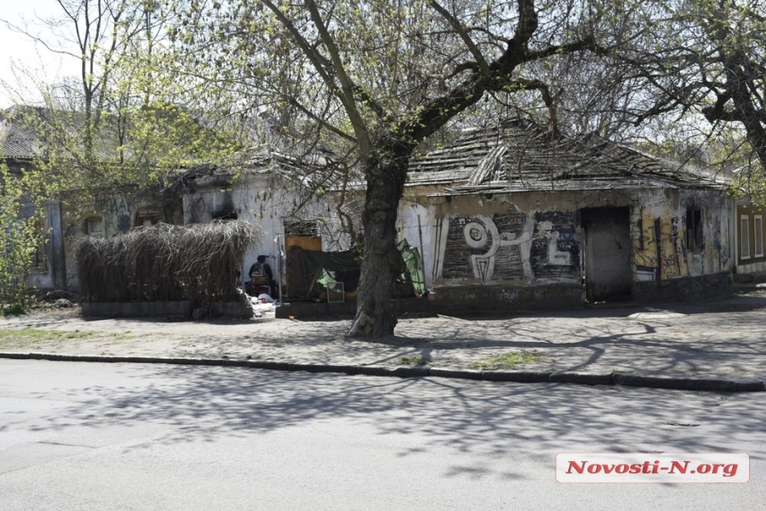«Рыгают на клумбы и новую плитку»: в центре Николаева жители страдают от «нашествия» бездомных
