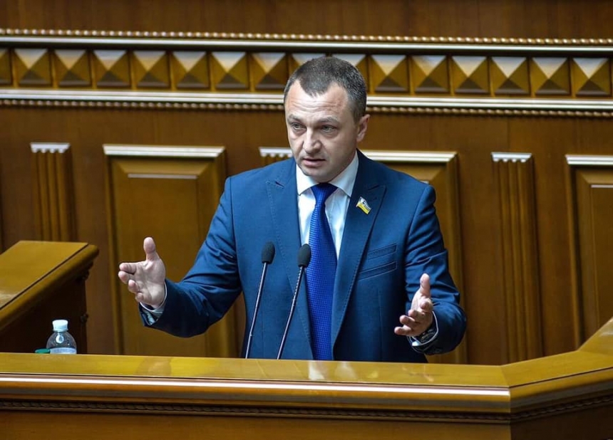 «Языковой надзиратель» требует лишать мандатов депутатов, выступающих на русском языке