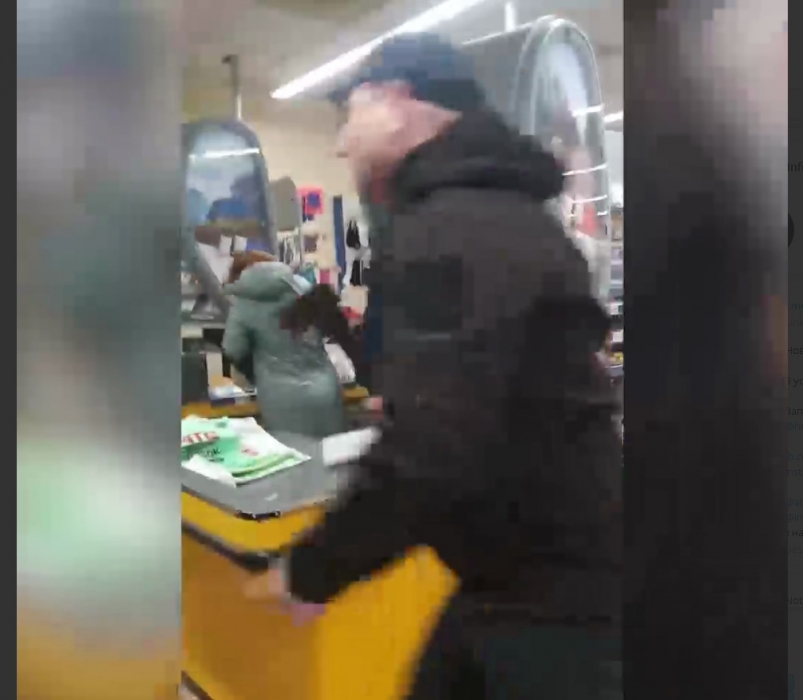 В Мариуполе неадекват с топором разгромил кассы в супермаркете. Видео 18+
