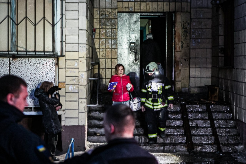 Жительница столицы спасла детей при пожаре, передав их соседям через окно