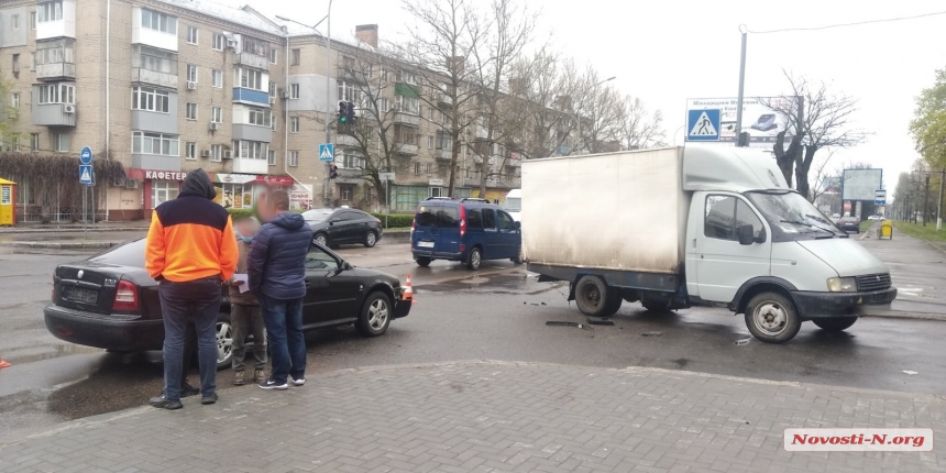В Николаеве столкнулись «Газель» и «Шкода»