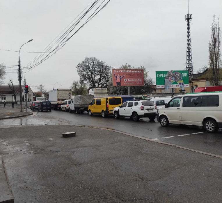В Николаеве на Варваровском мосту столкнулись три автомобиля — огромная пробка