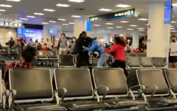 В международном аэропорту сняли на видео массовую драку 