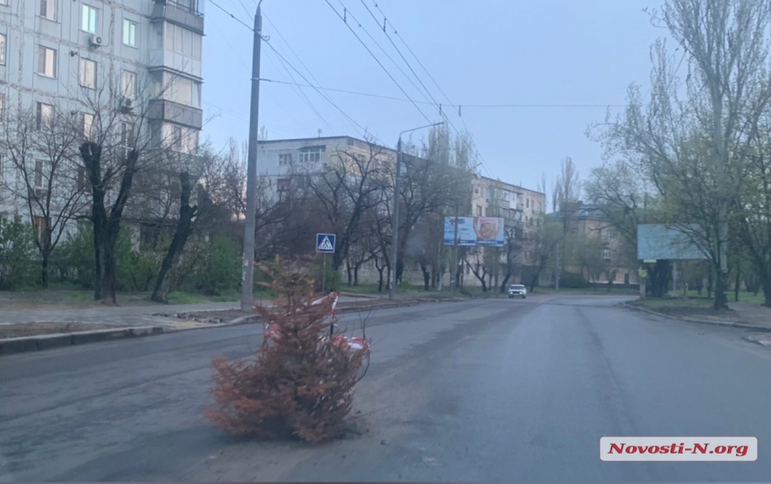 В Николаеве водитель разбил авто, влетев в яму на недореконструированном перекрестке