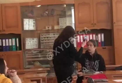 Одесский школьник, брызнувший из баллончика в лицо учительнице, за месяц до этого потерял мать