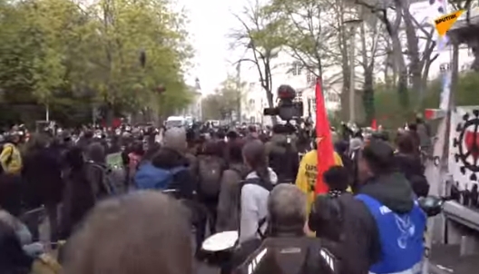 В Берлине митинг против карантина перерос в драку с полицией. Видео