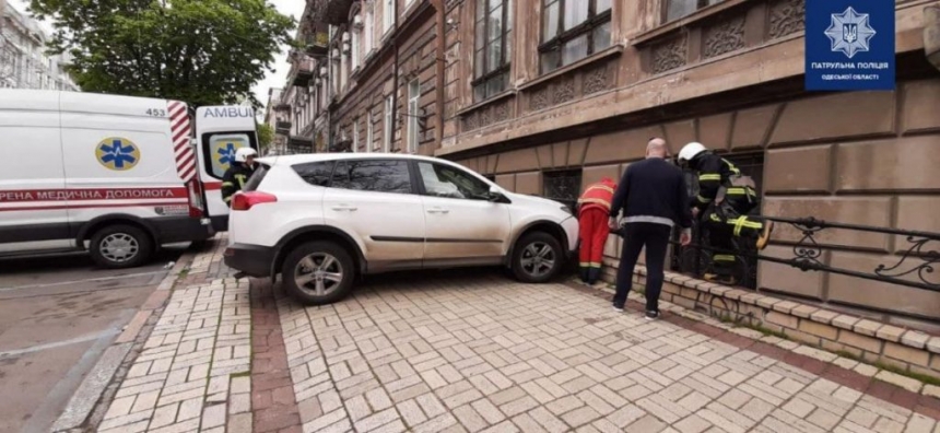 В Одессе дама на Toyota сбила парковщика: пострадавший перелетел через ограду и упал в подвал