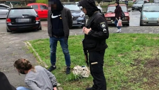 В Ровенской области пьяная дама ударила сотрудницу полиции бутылкой по голове