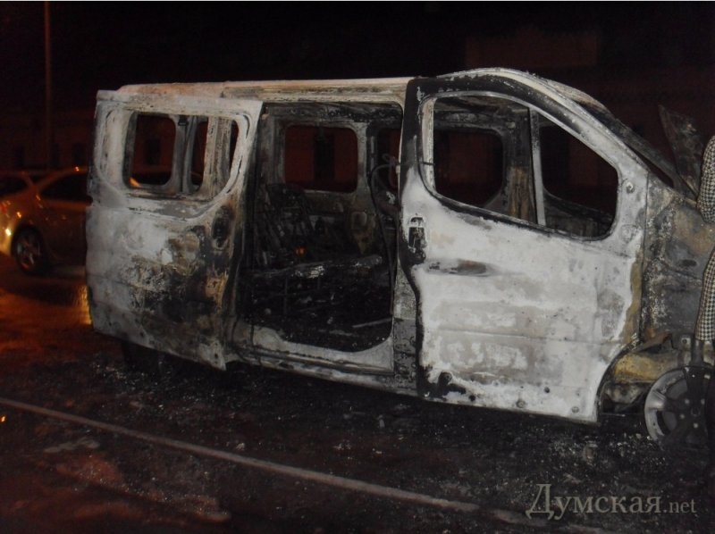 На Николаевской дороге сгорел микроавтобус  ВИДЕО