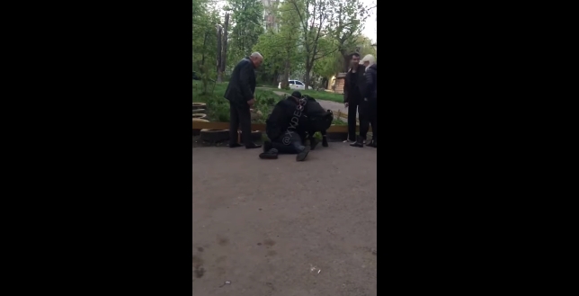 На детской площадке в Одессе пьяные мужчины напали на ребенка. ВИДЕО