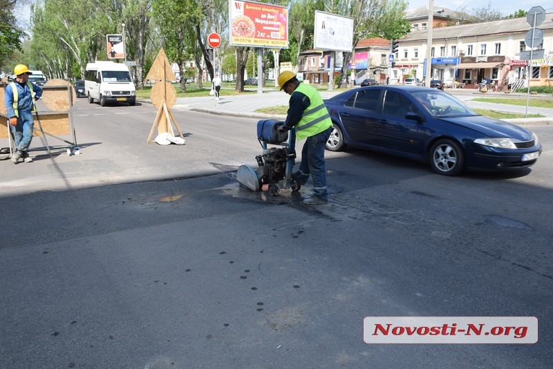 На Центральном проспекте в Николаеве после ремонта просел асфальт. Видео