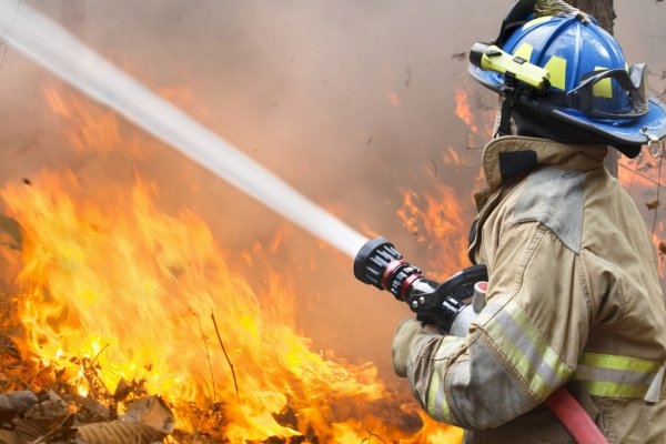 В Николаеве горел жилой дом – пожарные спасли мужчину