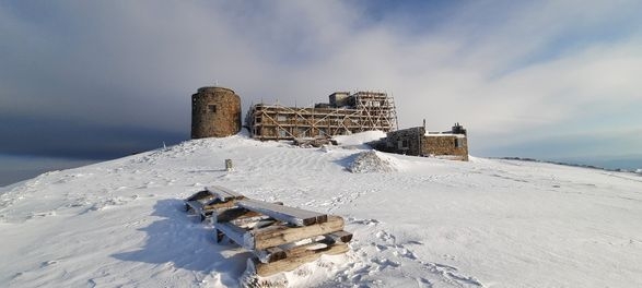 В Карпатах 9 мая на горе Поп Иван лежит снег. ФОТО