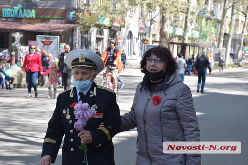 В Николаеве ко Дню Победы горожане возложили цветы к мемориалу Ольшанцев