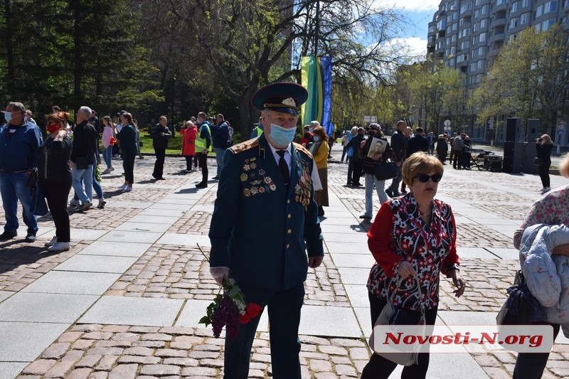 В Николаеве ко Дню Победы горожане возложили цветы к мемориалу Ольшанцев