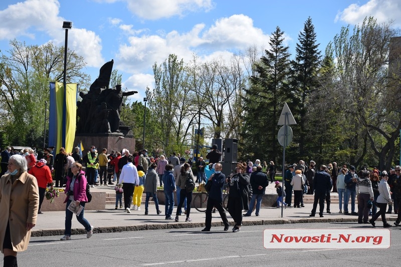 В Николаеве ко Дню Победы горожане возложили цветы к мемориалу Ольшанцев