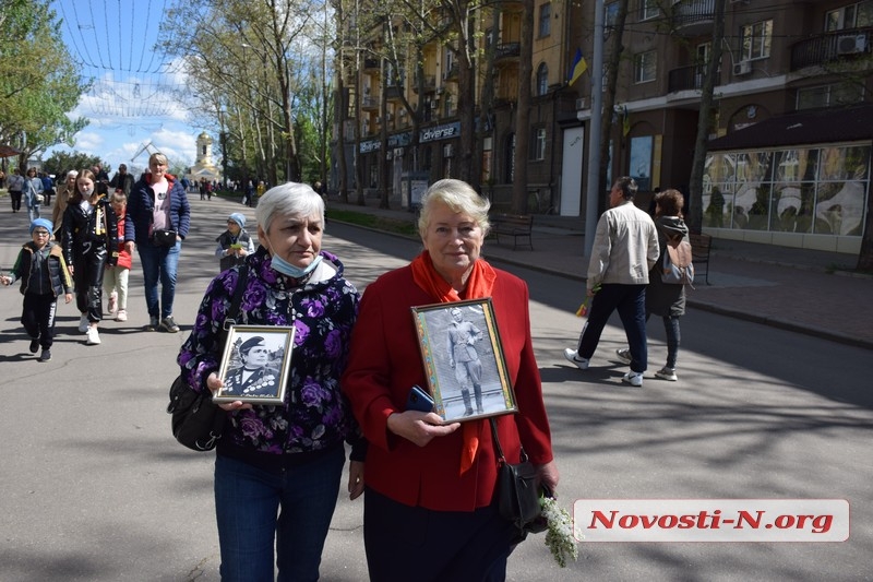 В Николаеве ко Дню Победы горожане возложили цветы к мемориалу Ольшанцев