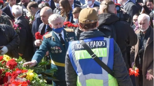 В Одессе 9 мая произошла массовая драка из-за портрета маршала Жукова. Видео