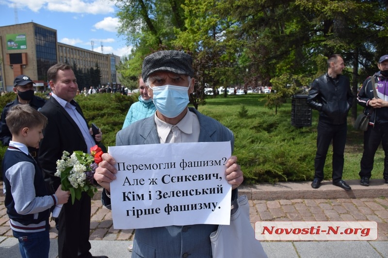 В Николаеве скандальный монопикетчик Ильченко вышел с очередным плакатом