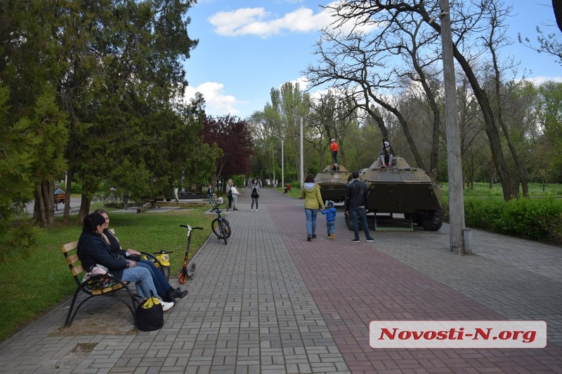 Как в Николаеве горожане отмечали 9 мая на Соборной и в Парке Победы. ФОТОРЕПОРТАЖ