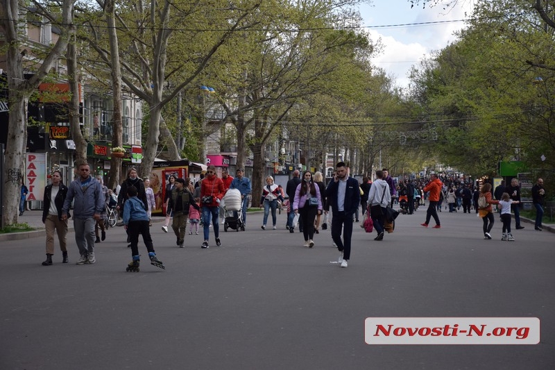 Как в Николаеве горожане отмечали 9 мая на Соборной и в Парке Победы. ФОТОРЕПОРТАЖ