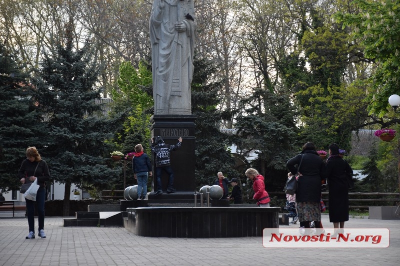 Как в Николаеве горожане отмечали 9 мая на Соборной и в Парке Победы. ФОТОРЕПОРТАЖ