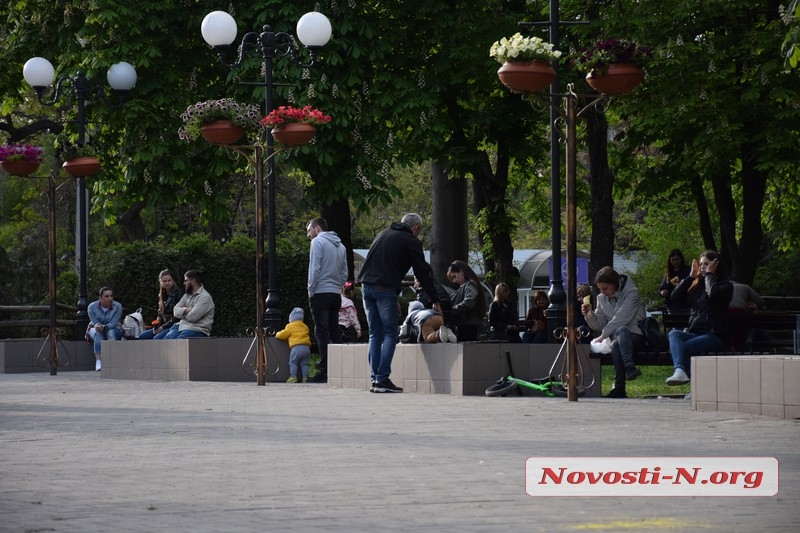 Как в Николаеве горожане отмечали 9 мая на Соборной и в Парке Победы. ФОТОРЕПОРТАЖ