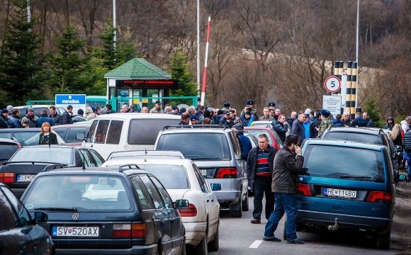 Сотни автомобилей застряли в километровых пробках на границах Украины