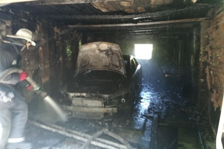 Харьковчанин пытался покончить с собой - закрылся в машине и поджег ее