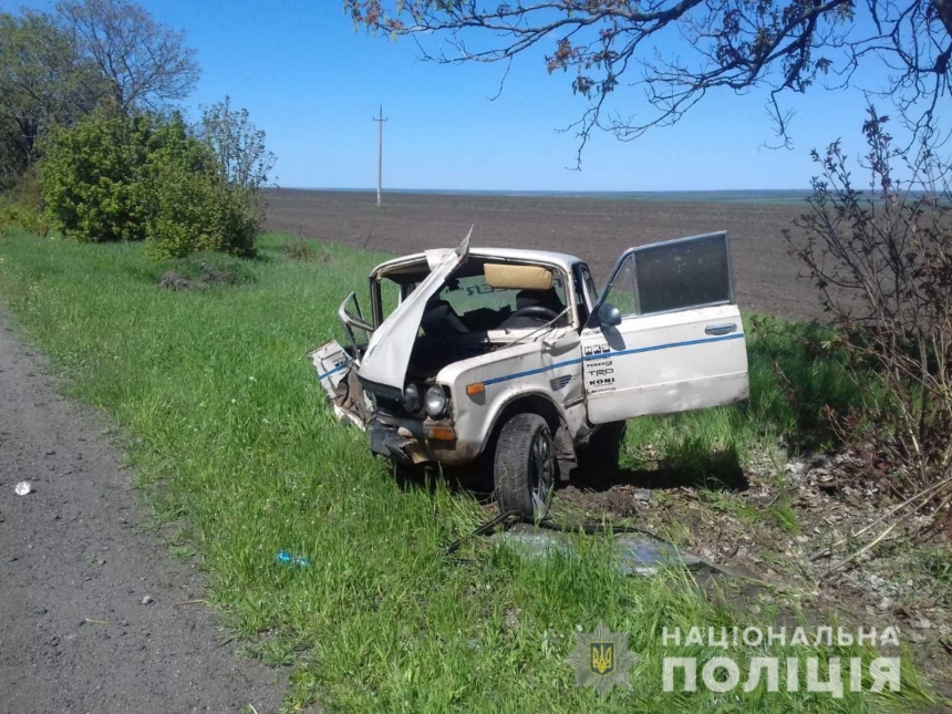 В Николаевской области ВАЗ съехал с трассы и врезался в дерево: пострадала женщина-водитель и двое детей