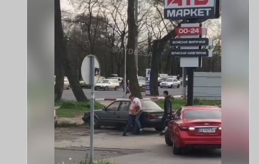 В Одессе таксисты устроили драку за право отвезти пассажира. ВИДЕО