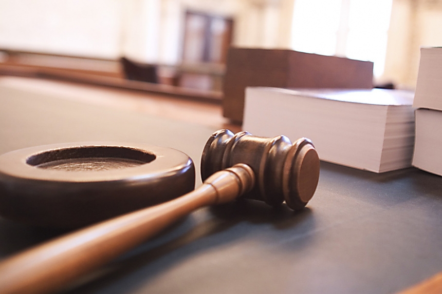 Херсонский суд вынес приговор николаевцу за незаконное хранение наркотиков и оружия