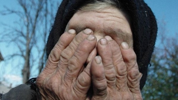 Два жителя Николаевской области ограбили старушку: забрали деньги, украшения и боевые награды