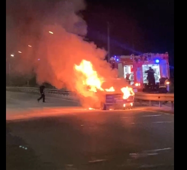 В Николаеве на «перегоне» ночью горел ВАЗ. ВИДЕО