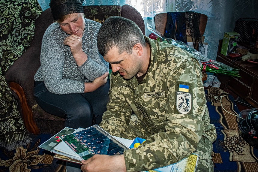 В Николаевской области матери погибшего морпеха вручили орден «За мужество»