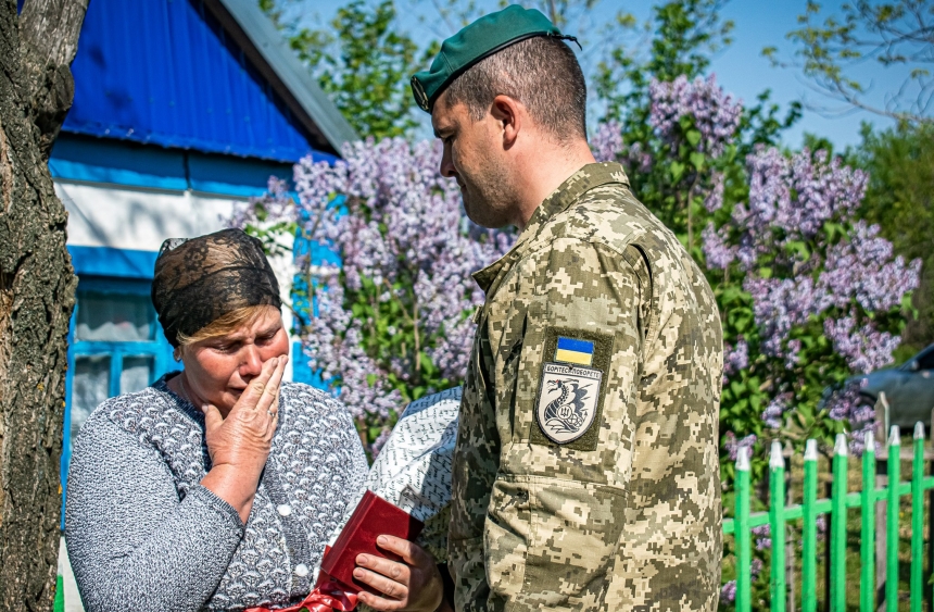 В Николаевской области матери погибшего морпеха вручили орден «За мужество»