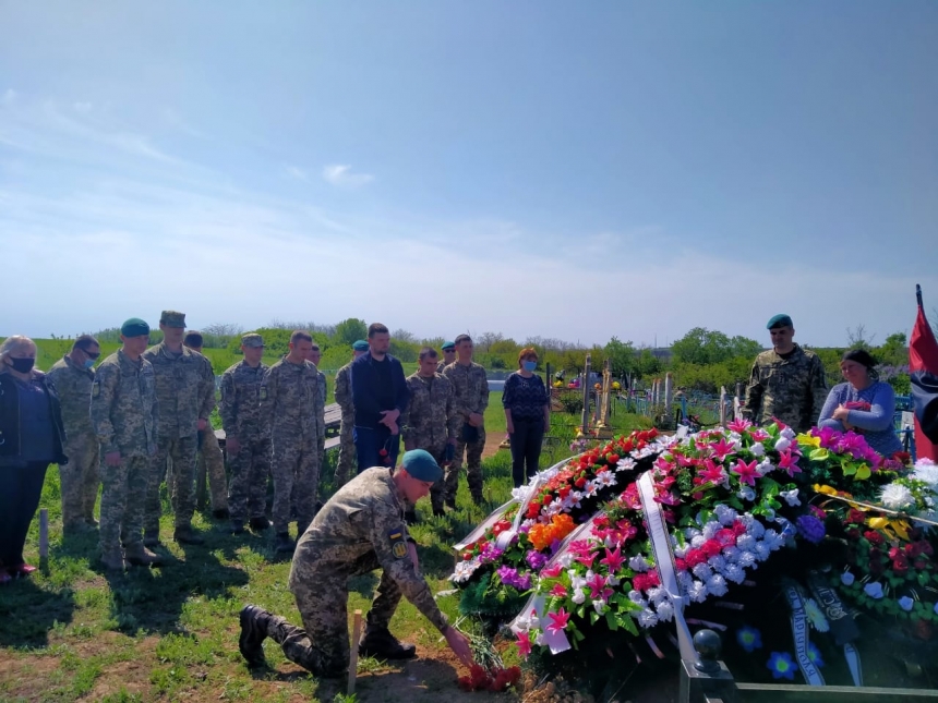 В Николаевской области матери погибшего морпеха вручили орден «За мужество»