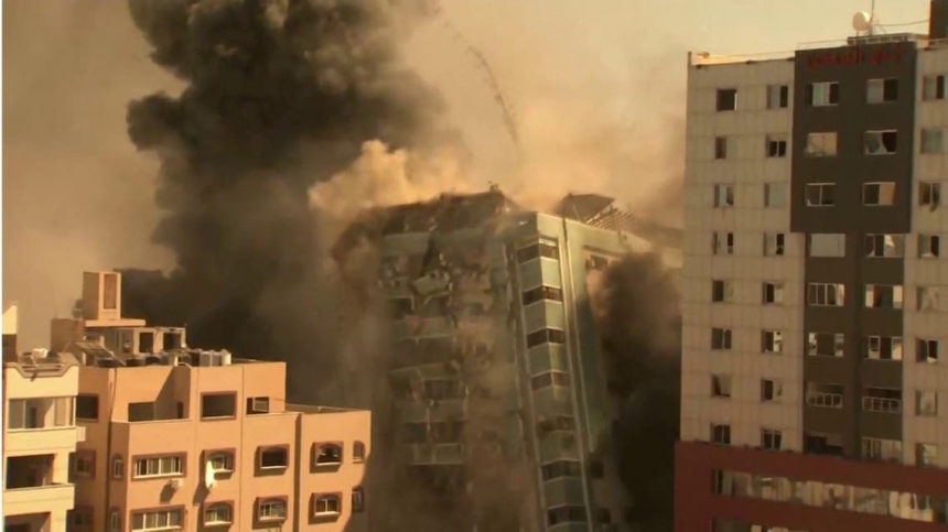 Израиль нанес ракетный удар по зданию в Газе, где располагались офисы мировых СМИ. ВИДЕО