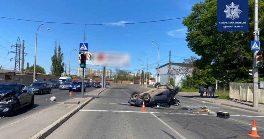 В Одессе после столкновения с Hyundai перевернулся «Запорожец»: пострадал пассажир