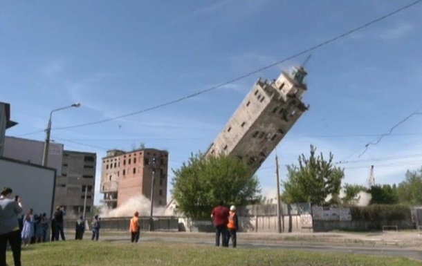 В Харькове взорвали здание элеватора высотой 60 метров. ВИДЕО