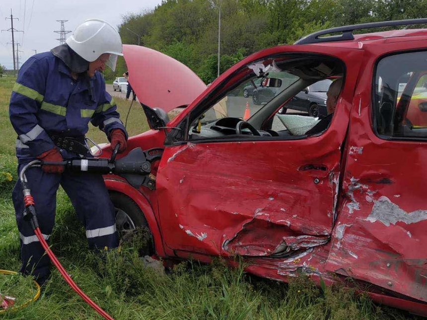 В Южноукраинске столкнулись Toyota и мотоцикл: трое пострадавших, водителя авто вырезали спасатели
