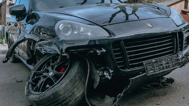 В Днепре пьяный на Porsche сбил двух человек на пешеходном переходе